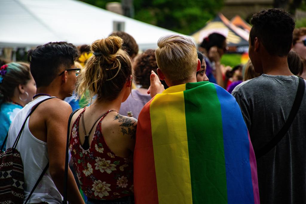 Diritti LGBTQ+, il parlamento francese vieta le terapie di conversione